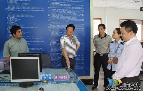 四川省国税局总经济师李禄平到龙马潭区走访调研税收工作(图1) 四川省国税局总经济师李禄平到龙马潭区走访调研税收工作(图1)