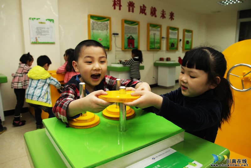 泸州：首家社区科技体验馆开馆迎“客”（图）(图1)