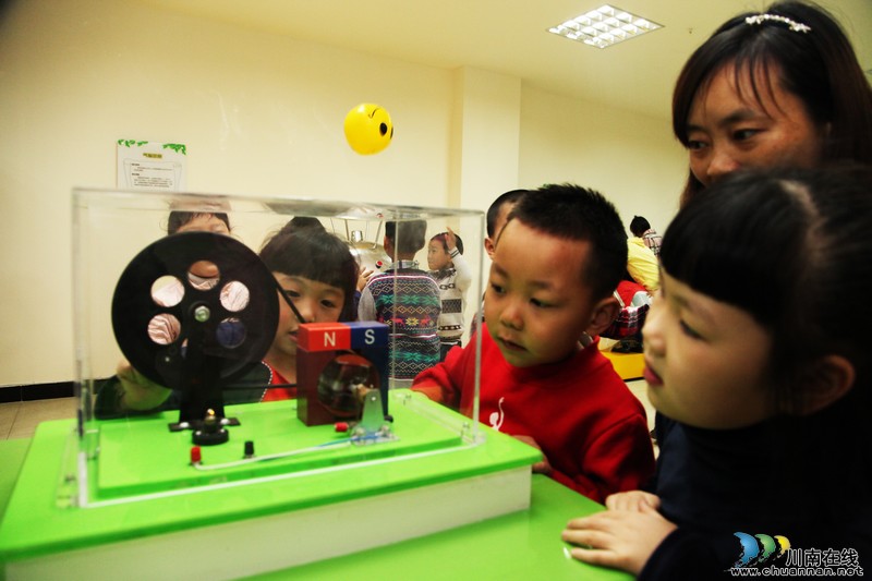 泸州：首家社区科技体验馆开馆迎“客”（图）(图3)