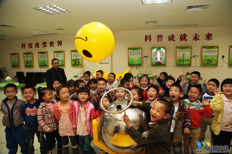 泸州：首家社区科技体验馆开馆迎“客”（图）(图2)