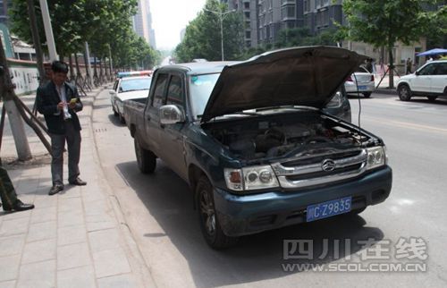 “五一”假期首日自贡一汽车自燃(图1) “五一”假期首日自贡一汽车自燃(图1)