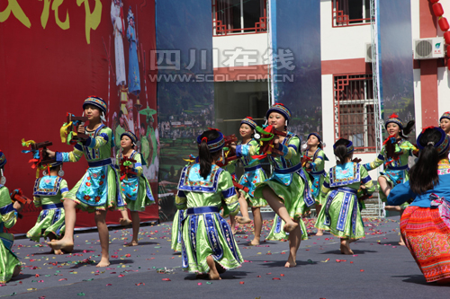 宜宾苗乡文化节&nbsp;再现300年"大坝高装"艺术巡游(图1)