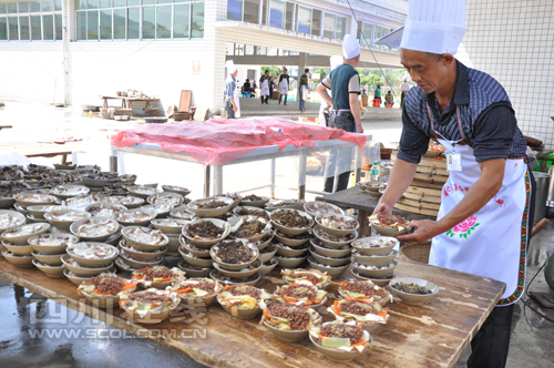 宜宾苗乡文化节&nbsp;再现300年"大坝高装"艺术巡游(图3)
