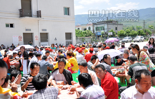 宜宾苗乡文化节&nbsp;再现300年"大坝高装"艺术巡游(图4)
