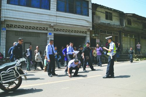 摩托车撞老人？泸州警方重返现场四度侦查实验(图1)