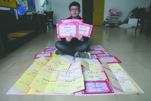 泸州医学院一“学霸”自编听课笔记校内卖得火(图1)