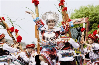 宜宾兴文苗族花山节引来八方游客(图1)