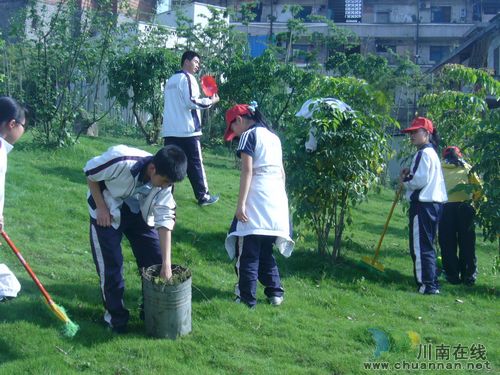 泸州十八中举行一次特别的入团仪式(图1)