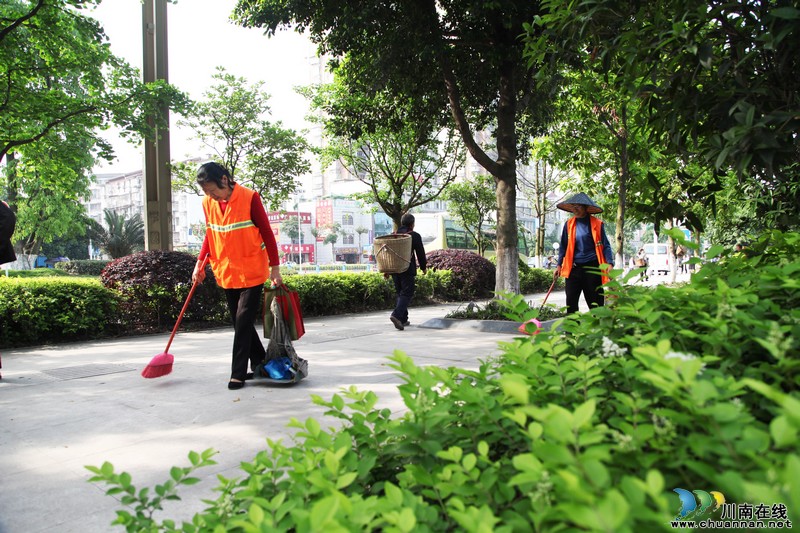 泸州龙马潭:“五一”劳动节 他们坚守在岗位上(图1) 泸州龙马潭:“五一”劳动节 他们坚守在岗位上(图1)