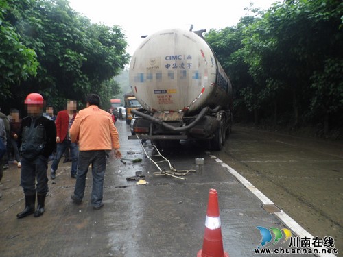 泸州合江:货车侧翻1人被困&nbsp;消防官兵紧急救援(图1)