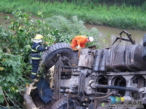 泸州合江:货车侧翻1人被困&nbsp;消防官兵紧急救援(图2)