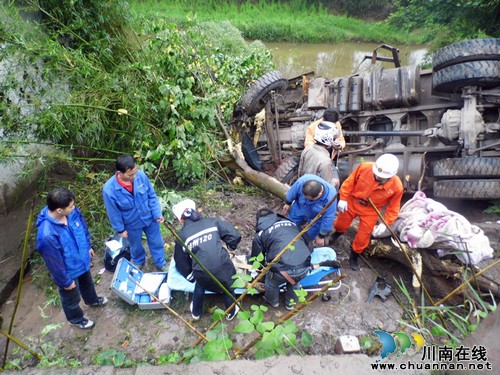 泸州合江:货车侧翻1人被困&nbsp;消防官兵紧急救援(图3)