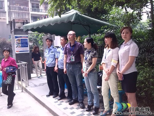 华阳街道：瑞景社区五一期间协助车辆管理(图1)