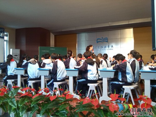 泸州十八中大力开展教育教学课程改革活动(图1)