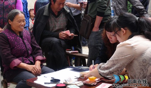 泸县人社局为42名农民工讨回32万工资(图1) 泸县人社局为42名农民工讨回32万工资(图1)