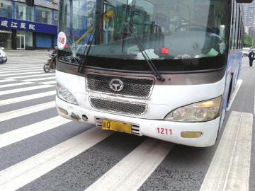 宜宾公交“抢”人行道&nbsp;七旬老太被撞身亡(图1)