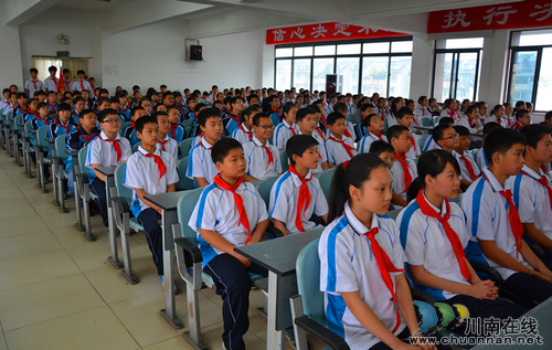 内江三中：告别金色童年&nbsp;拥抱五彩青春(图2)