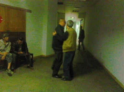 宜宾"树刚大厦起火"&nbsp;施工员现场送质监"信封"?(图1)