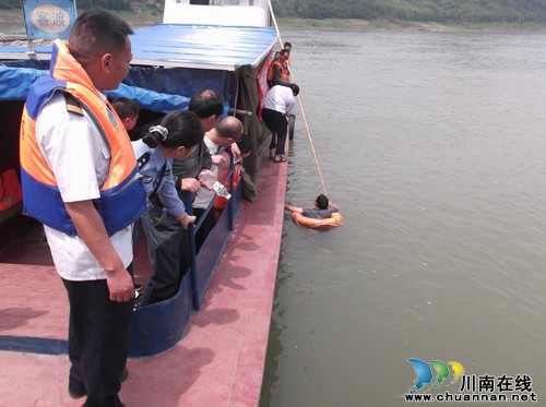 长航泸州公安组织开展水上交通安全应急救援演练(图1)