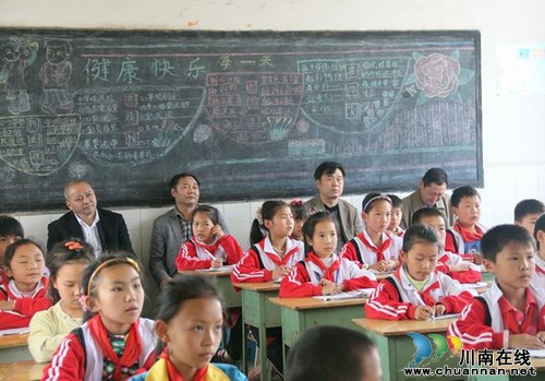 泸县教育局领导班子深入偏远学校蹲点调研(图2)