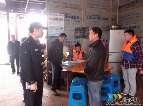 四川查获今年首起长江水域非法采砂行为(图1)