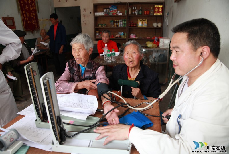 泸州龙马潭区：4万老人享受免费健康体检(图)(图3)