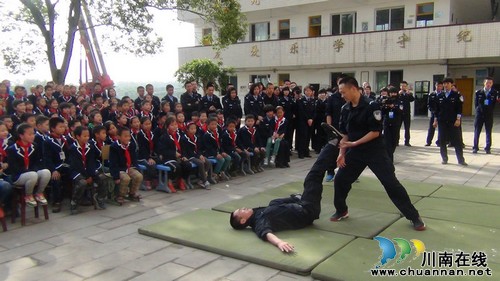 警花开在中学校园(图2) 警花开在中学校园(图2)