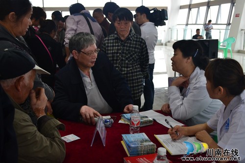 “四川省慈善总会·博润白癜风专项基金全省行”泸州市义诊筛查启动仪式顺利举行(图2) “四川省慈善总会·博润白癜风专项基金全省行”泸州市义诊筛查启动仪式顺利举行(图2)