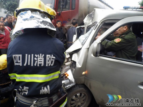 泸州一孕妇遇车祸现场分娩&nbsp;现场救援助母子平安(图2)