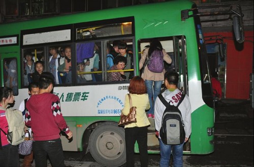为学生延时 富顺开通11条夜间公交(图1) 为学生延时 富顺开通11条夜间公交(图1)