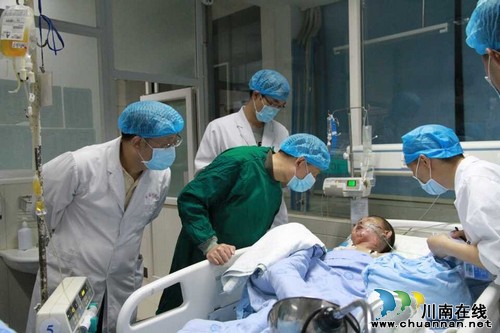 泸医附院赴宜为"5.12"公交车燃烧事件伤员救治(图1) 泸医附院赴宜为"5.12"公交车燃烧事件伤员救治(图1)