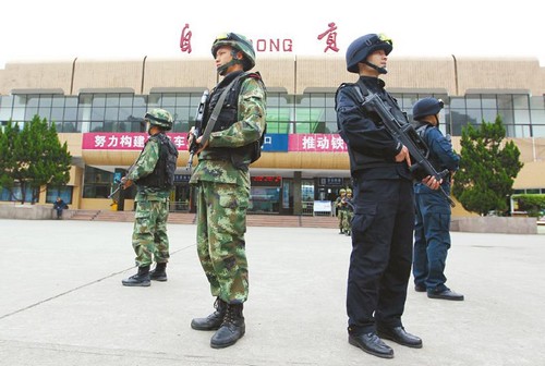 提升安保级别&nbsp;自贡特警荷枪实弹车站巡护(图)(图1)