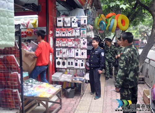 清剿火患保安全 泸州小市回龙湾商圈再出重拳(图4) 清剿火患保安全 泸州小市回龙湾商圈再出重拳(图4)