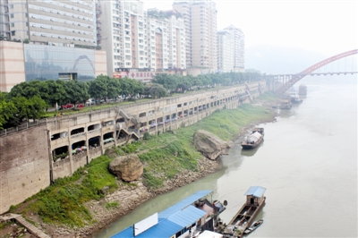 两个公文&nbsp;宜宾滨江路停车场变身茶摊(图2)