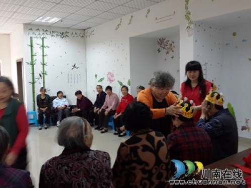 泸州市江阳区:为留守老妈妈集体过生日(图1) 泸州市江阳区:为留守老妈妈集体过生日(图1)