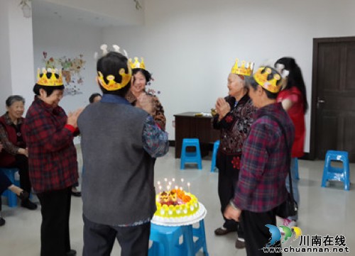 泸州市江阳区:为留守老妈妈集体过生日(图2) 泸州市江阳区:为留守老妈妈集体过生日(图2)