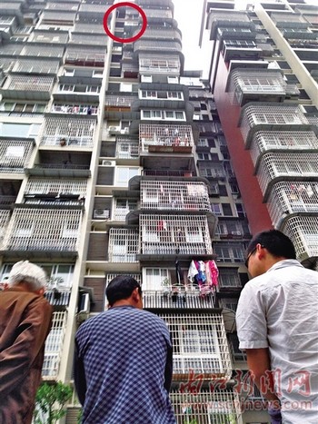 空调外机坠下17楼 砸"伤"小车 吓坏居民(图1) 空调外机坠下17楼 砸"伤"小车 吓坏居民(图1)