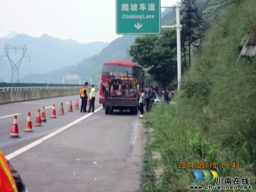 叙永交警及时救助高速路上的故障大客车(图2)