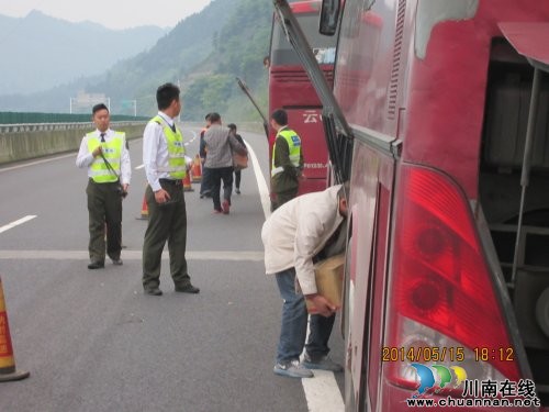 叙永交警及时救助高速路上的故障大客车(图1)