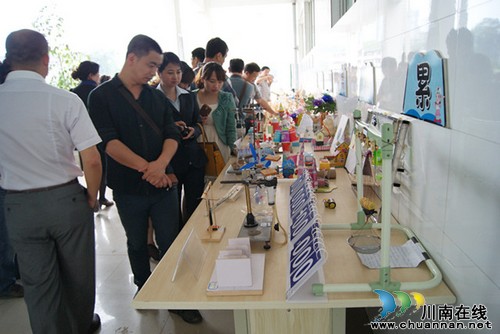 泸州十八中在全市实验教学“三开”“三开放”工作现场会中“唱主角”(图2) 泸州十八中在全市实验教学“三开”“三开放”工作现场会中“唱主角”(图2)