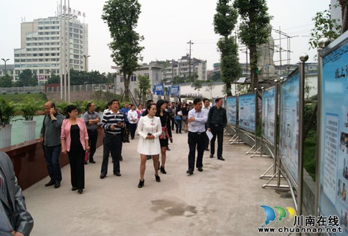 泸州十八中在全市实验教学“三开”“三开放”工作现场会中“唱主角”(图1) 泸州十八中在全市实验教学“三开”“三开放”工作现场会中“唱主角”(图1)