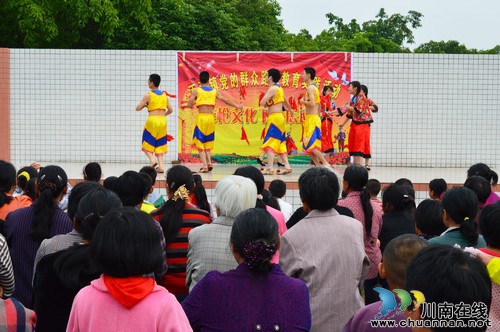 百和镇：群教路线融入莲枪舞&nbsp;乡村巡演受欢迎(图1)