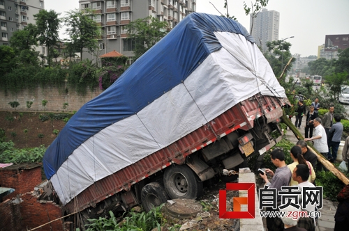 凌晨冲下堡坎&nbsp;货车司机自行爬出报警(图3)