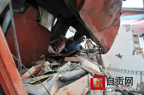 凌晨冲下堡坎&nbsp;货车司机自行爬出报警(图2)