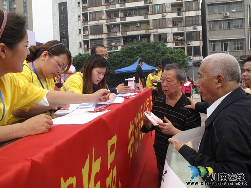 泸州纳溪:举行"秀美纳溪"现场书画义卖救助活动(图4) 泸州纳溪:举行"秀美纳溪"现场书画义卖救助活动(图4)