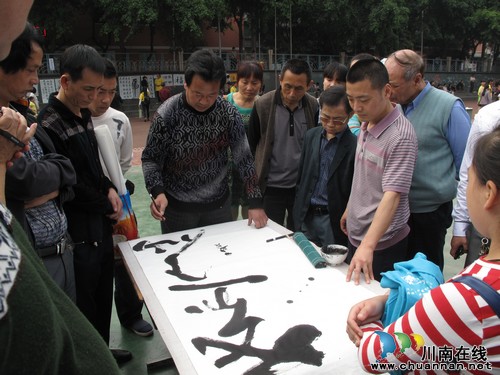 泸州纳溪:举行"秀美纳溪"现场书画义卖救助活动(图3) 泸州纳溪:举行"秀美纳溪"现场书画义卖救助活动(图3)