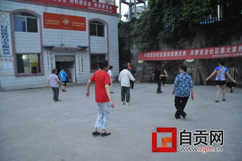 两考“禁噪令”令行禁不止 考生呐喊:坝坝舞让我无法复习(图2) 两考“禁噪令”令行禁不止 考生呐喊:坝坝舞让我无法复习(图2)