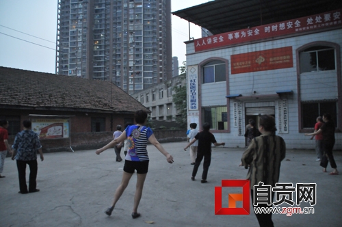两考“禁噪令”令行禁不止 考生呐喊:坝坝舞让我无法复习(图1) 两考“禁噪令”令行禁不止 考生呐喊:坝坝舞让我无法复习(图1)