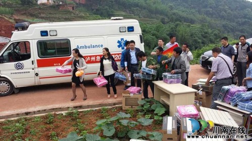 泸医附院联合农工党泸州市委开展义诊下乡、助学一元捐活动(图2) 泸医附院联合农工党泸州市委开展义诊下乡、助学一元捐活动(图2)