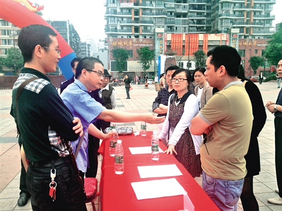 内江市开展打击非法集资宣传活动(图1) 内江市开展打击非法集资宣传活动(图1)